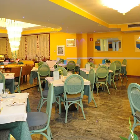 亚历山大酒店 4*